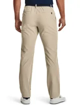 Pantalón de golf color beige con corte entallado, confeccionado en tejido elástico y ligero.