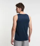 Musculosa deportiva azul marino de poliéster con tecnología Dry, cuello redondo y detalle de cinta reflectante en el centro.