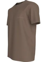 Remera color marrón con cuello redondo y mangas cortas. Logotipo de Calvin Klein tonal bordado en el pecho.