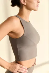 Top deportivo color visón de microfibra lisa y texturizada, con tazas removibles y sujeción media.