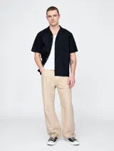 Pantalón de lino color beige.