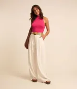 Blusa sin mangas color fucsia, con cuello halter y textura acanalada.