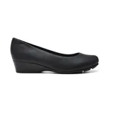 Zapato de cuero sintético negro, con punta redondeada y taco bajo.