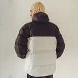 Campera puffer unisex negra y blanca con capucha, cierre frontal y bolsillos grandes.