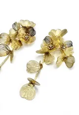 Par de caravanas colgantes doradas con forma de flores y detalles de strass.