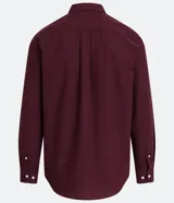 Camisa de manga larga color bordó con estampa de cuadros pequeños, corte comfort y cuello inglés.