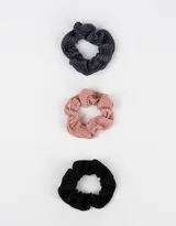 Set de tres scrunchies de tela plisada en colores negro, gris y rosa.