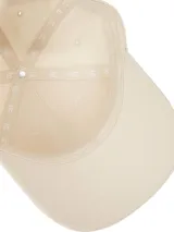 Gorra de béisbol color crema, de seis paneles, con logo bordado en dorado.