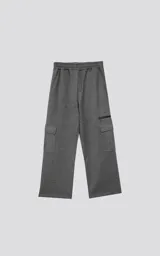 Pantalón de jogging gris oscuro, de corte amplio, con cintura y puños elásticos, bolsillos laterales y trasero, y bolsillo lateral adicional con cierre.