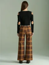 Saco de algodón verde con aberturas en hombros y codos, de corte entallado. Tiene cuello en V, botones pequeños y plaqueta de tejido puño color crudo.