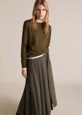 Falda midi color verde musgo, de corte evasé y diseño de tablas. Presenta abertura frontal, trabillas y cinturón con hebilla.