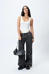 Pantalón jean ancho color gris oscuro, con elástico en la cintura y cordones ajustables en los bajos. Cuenta con grandes bolsillos laterales y traseros.