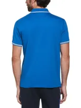 Polo azul con cuello clásico y tapeta de dos botones. Tiene mangas cortas con ribete doble blanco y logo de pingüino bordado en el pecho.