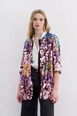 Saco de lentejuelas multicolor con forrería interna y largo a la cadera.