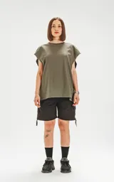 Remerón verde militar de corte oversize con hombros caídos y cuello redondo.