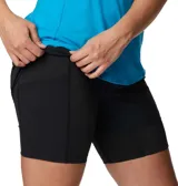 Short deportivo negro de mujer, marca Columbia, modelo Endless Trail. Diseño de doble capa con calza interior de compresión y short exterior holgado. Cuenta con cintura elástica ajustable, bolsillos laterales de malla y detalles reflectantes.