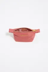 Monedero trapecio de tamaño mini, color crudo, con cierre dorado y logo de la marca estampado en dorado.