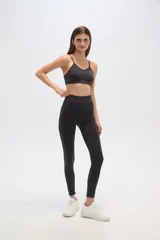 Calza larga color marrón, de tiro alto y corte ajustado.