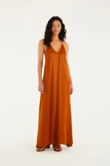 Vestido largo de satén color naranja, con escote en V y tirantes finos cruzados en la espalda.