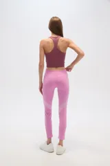 Calza deportiva color rosa, de poliéster, calada, al cuerpo y de calce alto.