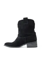 Bota corta negra de cuero con caña media, taco bajo y correa con hebilla alrededor del tobillo.