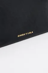 Neceser negro de nylon con logo dorado de Bimba y Lola, cierre con cremallera dorada y tirador con pieza de piel y cordón multicolor. Incluye bolsillo interior.
