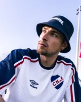 Piluso azul marino con la palabra "NACIONAL" estampada en blanco en el frente.