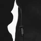 Campera Vans Classic Zip negra con capucha y cierre frontal.