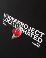 Remera negra de corte holgado con estampado en la espalda que incluye el texto "Nude Project Locally Hated" y un par de cerezas rojas.