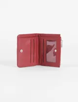 Billetera pequeña color rojo ladrillo con diseño matelaseado en forma de rombos y logo metálico plateado en la esquina inferior. Tiene cierre superior y compartimentos internos.