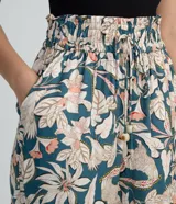 Short de viscosa con estampado floral, cintura elástica y cordón de ajuste.