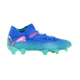 Championes de fútbol Puma Future 7 Ultimate FG, color celeste y azul con detalles en fucsia y suela verde agua.