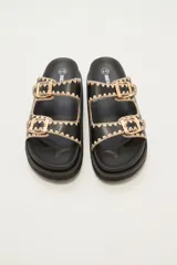 Sandalias negras con doble tira y hebillas doradas.