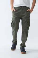 Pantalón cargo de hombre color verde militar, corte regular, con dos bolsillos laterales y logo bordado.