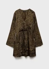 Vestido corto marrón con estampado de piel de cocodrilo en negro, escote en V, mangas largas acampanadas, cintura entallada y falda con volantes.