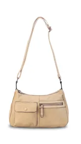 Bandolera color beige con correa ajustable, dos bolsillos frontales (uno con botón y otro con cierre) y un bolsillo trasero con cierre.