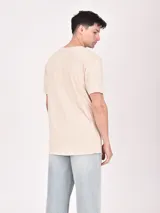 Remera negra con estampa rectangular con diseño abstracto de líneas blancas y texto "Break All The Rules New York City".