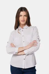Camisa blanca de lino lisa, de manga larga con botones metálicos personalizados, dos bolsillos en el pecho y presilla en manga.