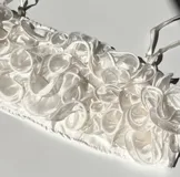 Top blanco con volados y tirantes finos.