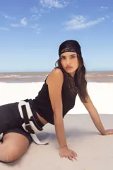 Cinto de cuero negro con diseño de tachas metálicas, ideal para ajustar la cintura o cadera.