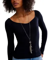 Remera negra de manga larga acanalada, con escote cuadrado y corte ajustado.