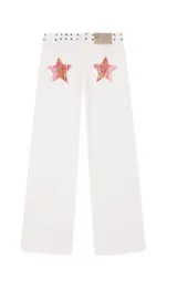 Pantalón de jean gris oscuro con corte recto y bolsillos traseros con apliques de estrellas rojas.