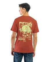 Remera celeste con estampado circular en el pecho, con texto en verde y negro.