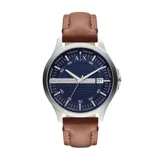 Reloj Armani Exchange modelo Hampton con caja plateada de acero inoxidable, esfera azul con textura y correa de cuero marrón. Incluye indicador de fecha y movimiento de cuarzo. Resistente al agua hasta 50 metros.