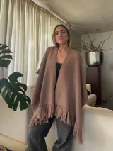 Ruana tejida a mano en dos agujas con lana merino hilada en Uruguay. Diseño con punto arroz y flecos.
