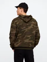 Canguro con capucha y bolsillo tipo canguro, estampado camuflado en tonos verde, marrón y negro, con logo GAP en el frente.