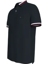 Chomba de corte regular de algodón orgánico, con cuello polo y detalles bordados de la marca.