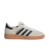 Championes Adidas Handball Spezial, capellada de gamuza color beige con detalles en cuero negro, suela de goma color caramelo y cordones blancos.