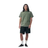 Camisa verde de manga corta con textura, cuello clásico, cierre con botones marrones y bolsillo en el pecho con logo de la marca.