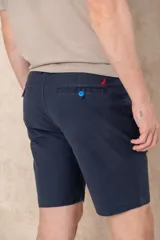 Bermuda color beige de corte clásico con bolsillos laterales y traseros.